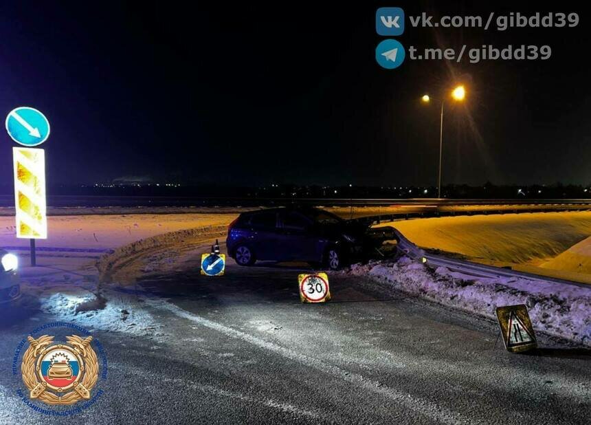Водителя, который врезался в отбойник на трассе под Гурьевском, перед этим подрезал другой автомобиль — ГАИ - Новости Калининграда | Фото: Госавтоинспекция Калининградской области