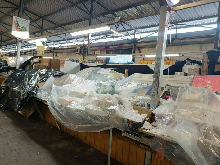 «Выживаем в трёх куртках»: на калининградском Центральном рынке из-за морозов не продают фрукты и овощи (фото)   - Новости Калининграда | Фото: «Клопс»