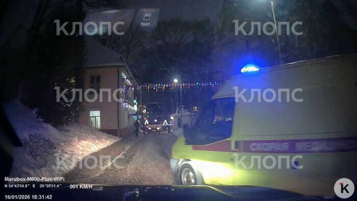 Машина мамы мальчика стоит перед шлагбаумом и пытается проехать на территорию больницы  | Скриншот видеозаписи 