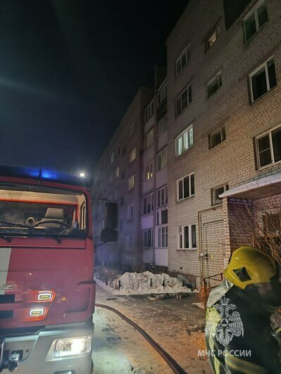 На Дзержинского загорелся матрас в подвале, пожарные нашли там спящего мужчину - Новости Калининграда | Фото: МЧС региона