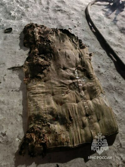 На Дзержинского загорелся матрас в подвале, пожарные нашли там спящего мужчину - Новости Калининграда | Фото: МЧС региона