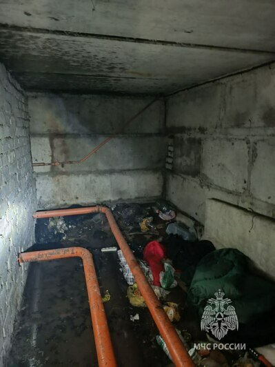 На Дзержинского загорелся матрас в подвале, пожарные нашли там спящего мужчину - Новости Калининграда | Фото: МЧС региона