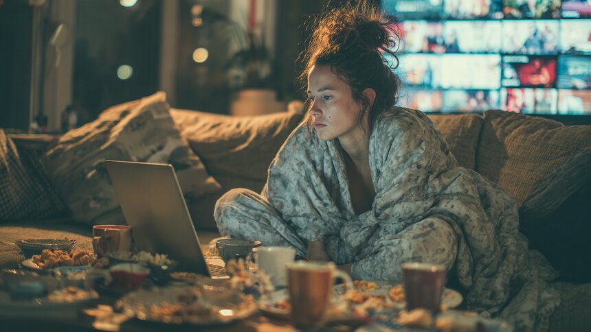 Исследование: одиночество толкает людей к «запойному» просмотру сериалов - Новости Калининграда | Иллюстрация: Алиса Игонина / Midjourney