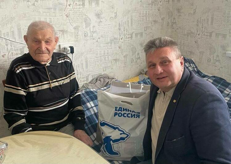 Акция "С Новым годом, ветеран!" стала традиционной | Фото: пресс-служба Калининградского регионального отделения «Единой России»