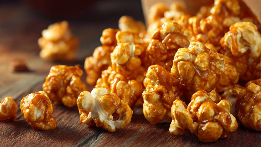 Попкорномания: от классики до карамельного торта — подборка рецептов для домашнего киновечера - Новости Калининграда | Иллюстрация: Алиса Игонина / Midjourney