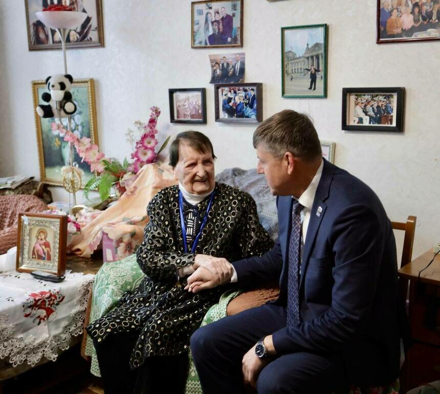 Нине Петровне Демешевой 20 января исполнилось 103 года. Ветерана поздравил лидер калининградских единороссов Андрей Кропоткин  | Фото: пресс-служба Калининградского регионального отделения «Единой России»