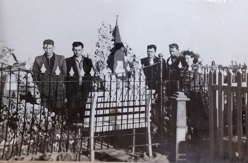 Похороны мальчиков, у гроба Валеры собралась его семья | Фото: личный архив Людмилы Добрияник