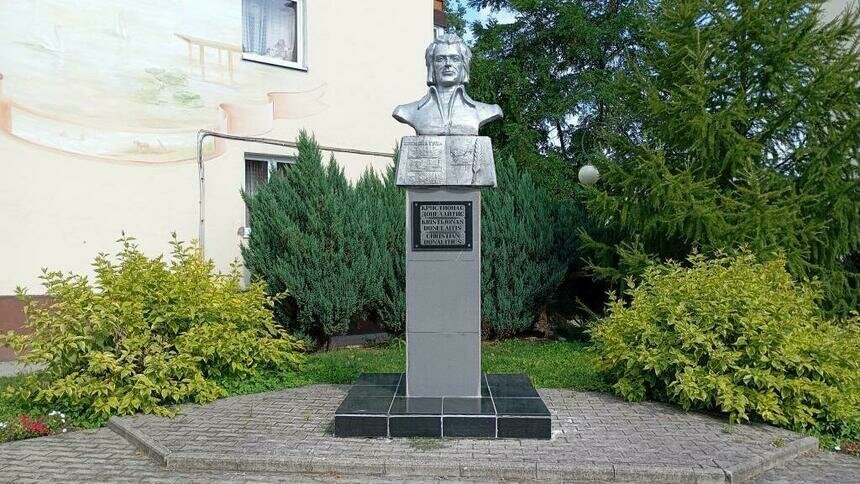 Жители Гусева обеспокоены судьбой демонтированного памятника Кристионасу Донелайтису - Новости Калининграда | Фото: Prussia39.ru
