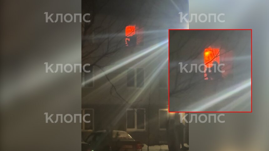 Молодой человек выпрыгнул из окна полыхающей квартиры  | Фото: скриншот видеозаписи 