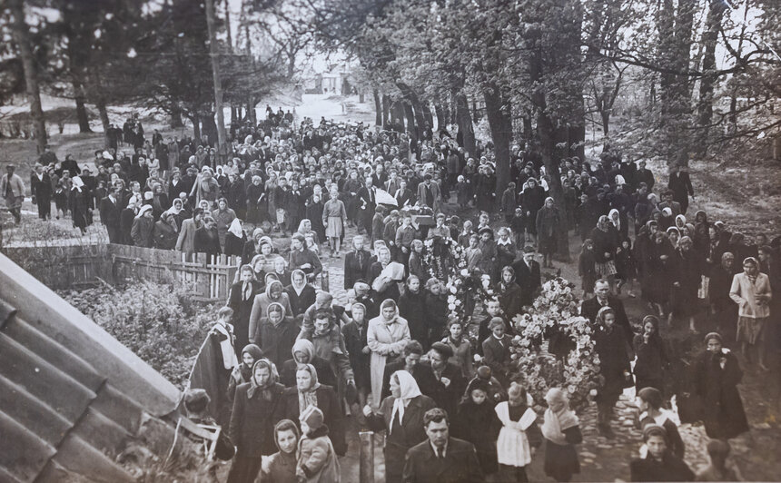 Похороны мальчиков, у гроба Валеры собралась его семья | Фото: личный архив Людмилы Добрияник