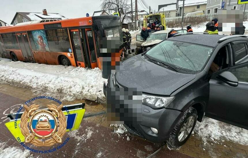 Авария с двумя машинами и автобусом произошла на ул. Катина | Фото: тг-канал областной Госавтоинспекции