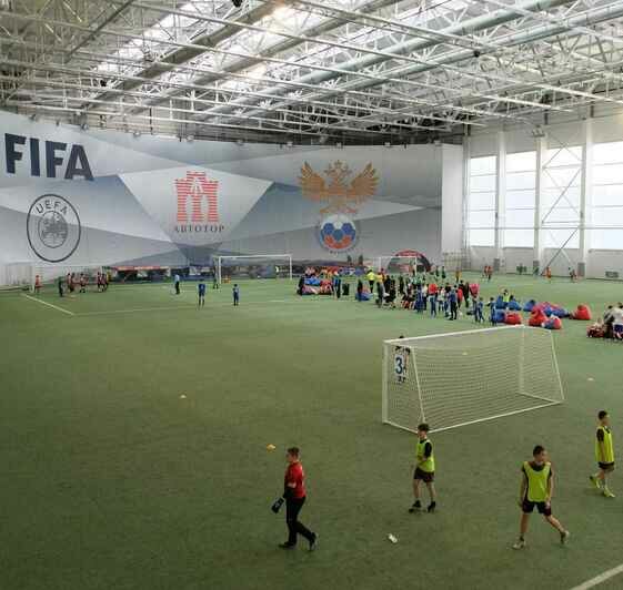 Атмосфера большого праздника и неожиданная сенсация: как прошёл второй этап Международного турнира «Зимний мяч АВТОТОР» - Новости Калининграда