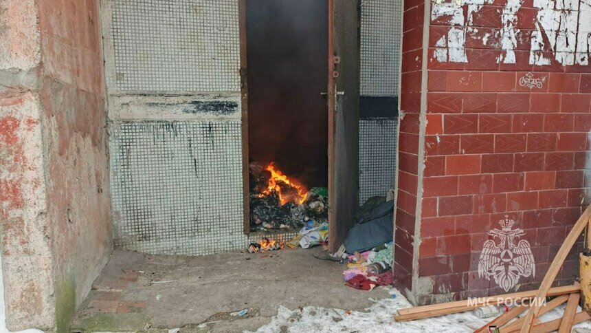 В Балтийске ребёнок наглотался дыма от горящего в высотке мусоропровода - Новости Калининграда | Фото: пресс-служба МЧС по Калининградской области