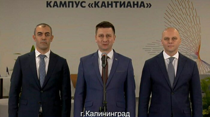 Участие в торжественной церемонии на площадке БФУ им. И. Канта приняли губернатор Калининградской области Алексей Беспрозванных, ректор БФУ им. И. Канта Максим Дёмин, представитель строительной подрядной организации — заместитель руководителя проекта ООО «Монотек Строй» Кыванч Сарыкайя. | Фото: Правительство Калининградской области