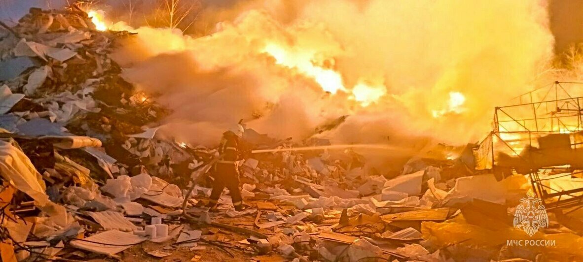 На Правой набережной в Калининграде полыхают горы мусора (фото) - Новости Калининграда | Фото: МЧС региона