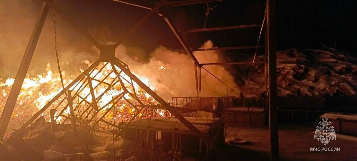 На Правой набережной в Калининграде полыхают горы мусора (фото) - Новости Калининграда | Фото: МЧС региона