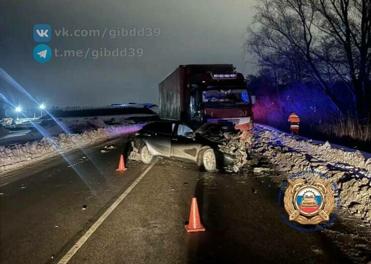 Под Калининградом легковушка столкнулась с фурой, один из водителей скончался - Новости Калининграда | Фото: ГАИ региона