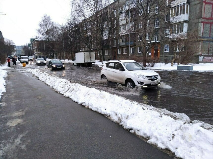 Вода затопила улицу. | Фото: региональный Водоканал