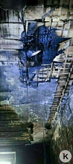 Судя по повреждениям потолка в квартире на первом этаже, пол на втором может провалиться | Фото: предоставила Ксения