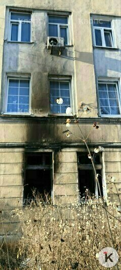 Судя по повреждениям потолка в квартире на первом этаже, пол на втором может провалиться | Фото: предоставила Ксения