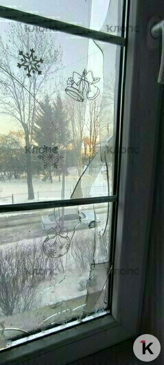 В квартире многодетной семьи полопались окна, внутри всё закопчено  | Фото: предоставила Ксения