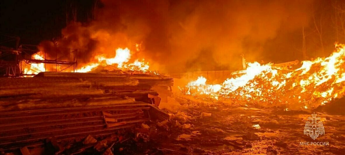 Полыхающие горы мусора в Калининграде, смерть на окружной и падение в яму: 6 событий, которые обсуждали в выходные   - Новости Калининграда | Фото: МЧС региона