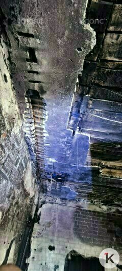 Судя по повреждениям потолка в квартире на первом этаже, пол на втором может провалиться | Фото: предоставила Ксения