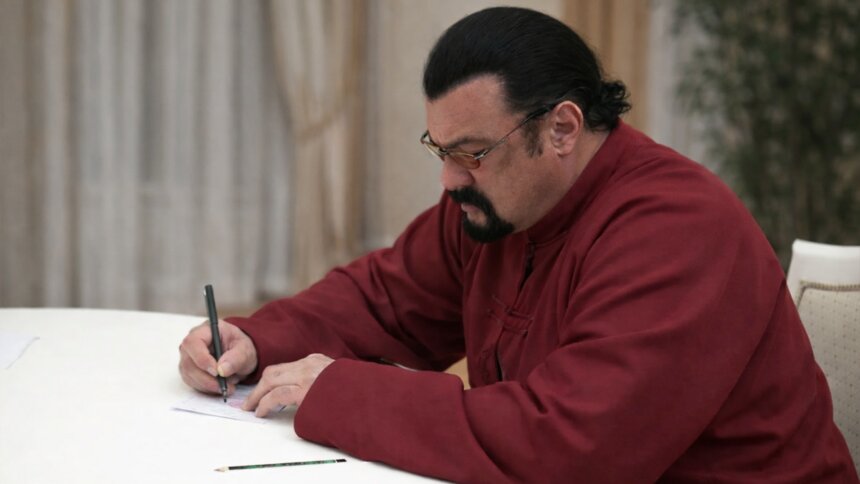 500 «квадратов»: Стивен Сигал выставил на продажу свой особняк на Рублёвке - Новости Калининграда | Иллюстрация: Алиса Игонина / Midjourney