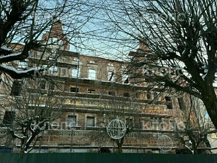 Слева - снимок сделан в августе 2021 года, справа - в середине января 2026. | Фото: «Клопс»