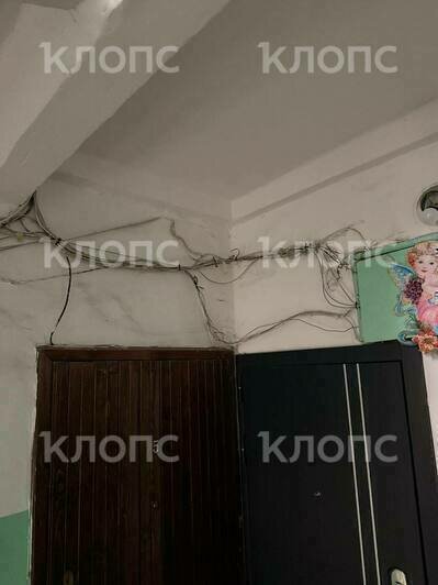 Подъезд жилого дома в центре Калининграда опутала жуткая паутина из опасно свисающих проводов (фото)  - Новости Калининграда | Фото: очевидцы