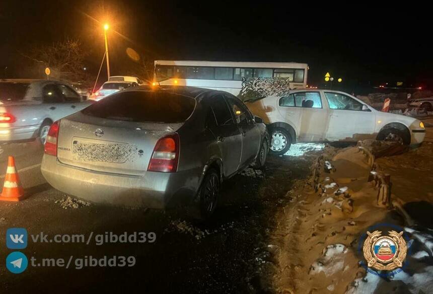 На окружной маршрутный автобус спровоцировал ДТП с тремя машинами, среди пострадавших — ребёнок - Новости Калининграда | Фото: Госавтоинспекция Калининградской области / Телеграм