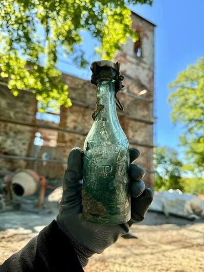 Под Зеленоградском в стенах старинной кирхи нашли бутылку минеральной воды XIX века (фото) - Новости Калининграда | Фото: канал «Кирха Рудау. Парк-музей» / Телеграм