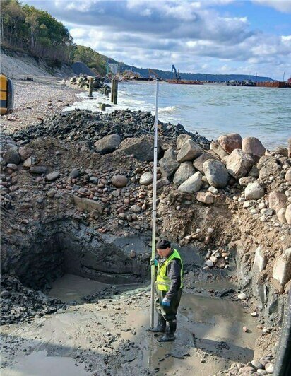 Конструкция берегозащитного сооружения представляет собой волногасящие прикрытия из геоконтейнеров, заполненных песком и уложенных на основание из гранитных камней. | Фото: пресс-служба БФУ им. Канта