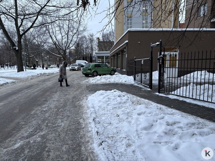 «Вчера не трогали, а сегодня — штрафстоянка»: в центре Калининграда стали эвакуировать авто с народной парковки - Новости Калининграда | Фото: Александр Подгорчук / «Клопс»