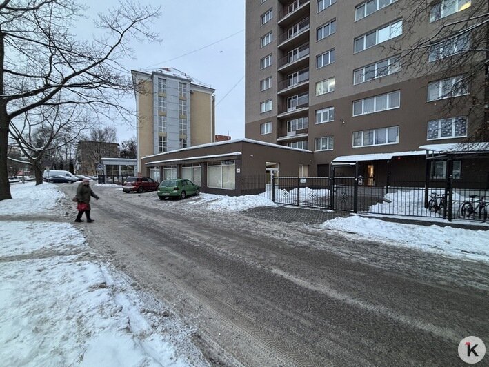 «Вчера не трогали, а сегодня — штрафстоянка»: в центре Калининграда стали эвакуировать авто с народной парковки - Новости Калининграда | Фото: Александр Подгорчук / «Клопс»