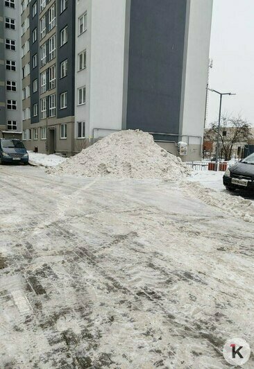 В одном из дворов Калининграда снег сгребли на детскую площадку и парковку (фото) - Новости Калининграда | Фото читателя