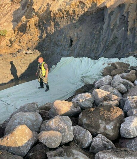 Конструкция берегозащитного сооружения представляет собой волногасящие прикрытия из геоконтейнеров, заполненных песком и уложенных на основание из гранитных камней. | Фото: пресс-служба БФУ им. Канта