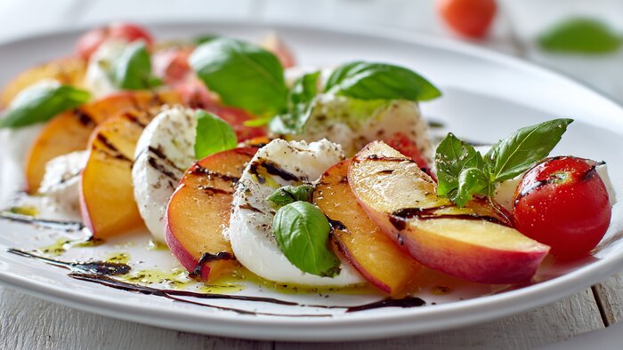 Персиковый рай: 5 рецептов, которые раскроют вкус лета - Новости Калининграда | Иллюстрация: Алиса Игонина / Midjourney