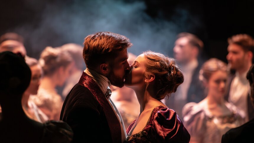 7 спектаклей о любви, которые стоит увидеть в феврале и марте в Калининграде - Новости Калининграда | Иллюстрация: Алиса Игонина / Midjourney 