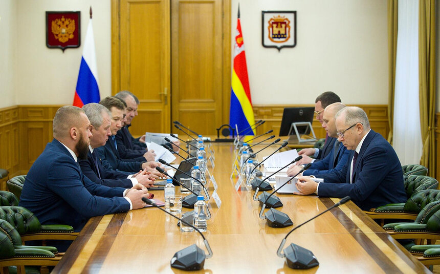 Губернатор Калининградской области Алексей Беспрозванных на рабочей встрече с руководством Минтранса России. | Фото: правительство Калининградской области