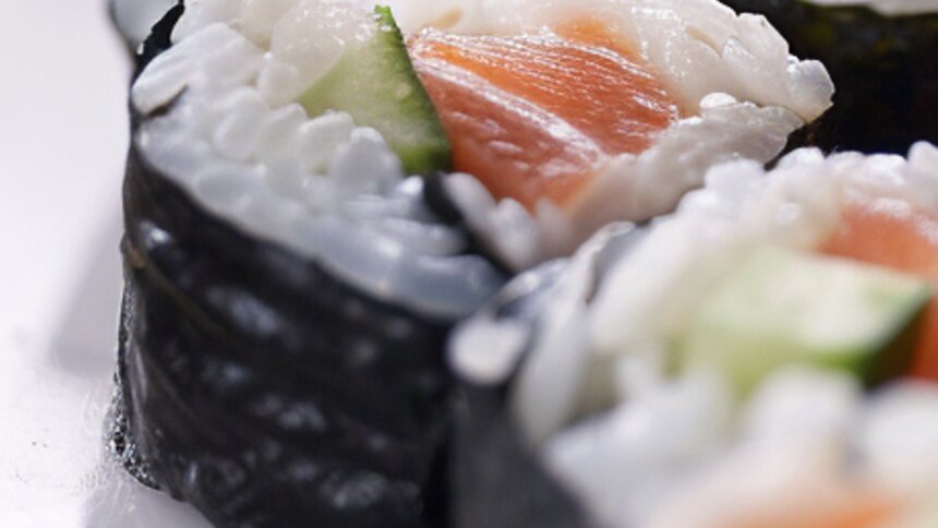 Роллы без циновки: простой способ приготовить дома японскую классику - Новости Калининграда | Иллюстрация: Алиса Игонина / «Клопс»