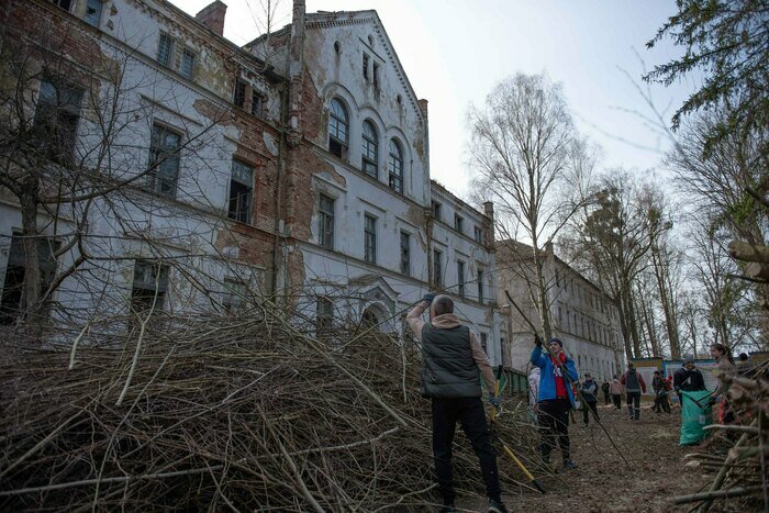 Субботник в апреле 2022 года на территории комплекса Алленберг. | Фото: архив «СК»