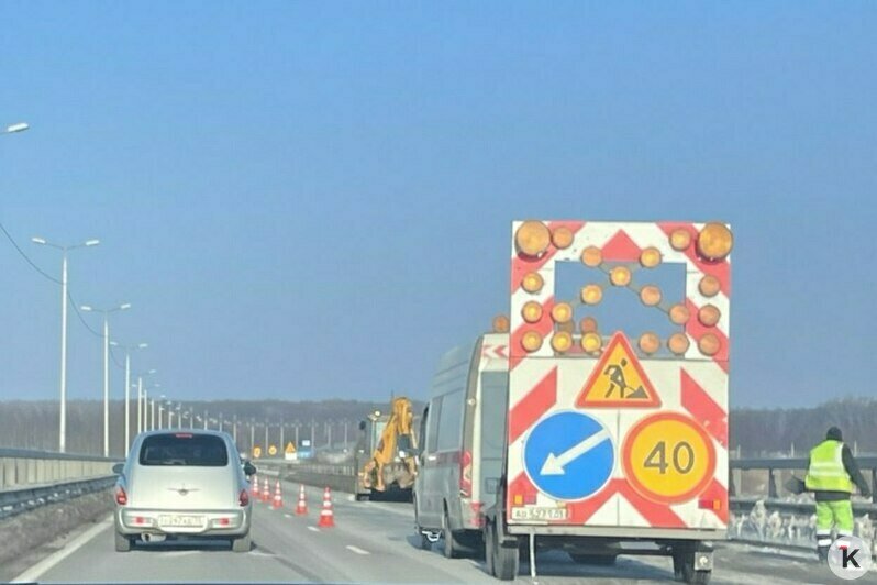 Едешь, тормозишь, снова едешь: на Приморском кольце ввели ограничения из-за уборки снега (фото) - Новости Калининграда | Фото: «Клопс»