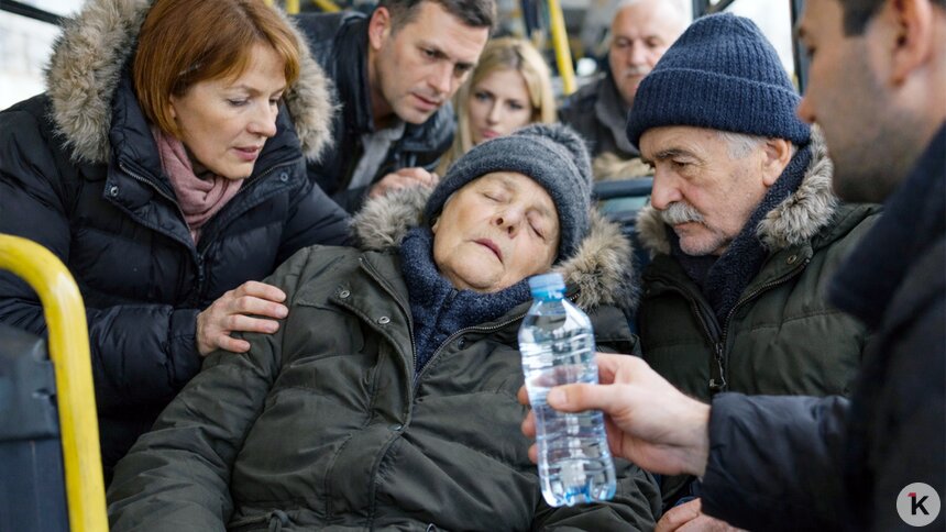 Всё время держала за руку: пожилая калининградка начала терять сознание в автобусе  - Новости Калининграда | Иллюстрация: Алиса Игонина / «Клопс» / Midjourney