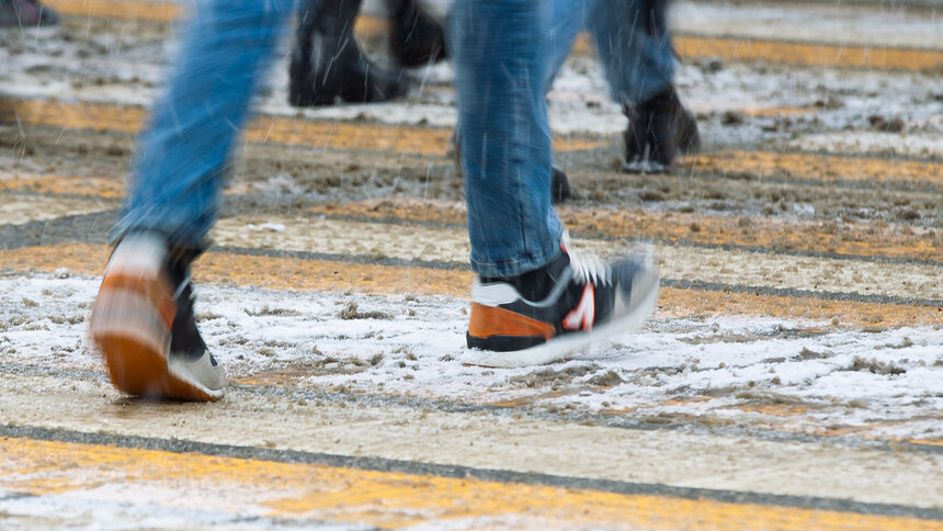 Сейчас в Калининграде проводится обследование всех пешеходных переходов.  | Фото: Александр Подгорчук 