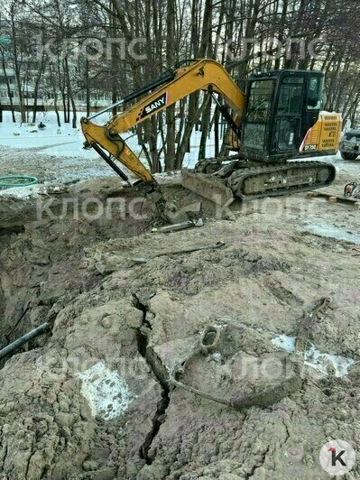 В Калининграде частный подрядчик пытался устранить утечку, но в итоге оставил несколько домов без воды (фото, видео, обновлено) - Новости Калининграда | Фото: очевидец