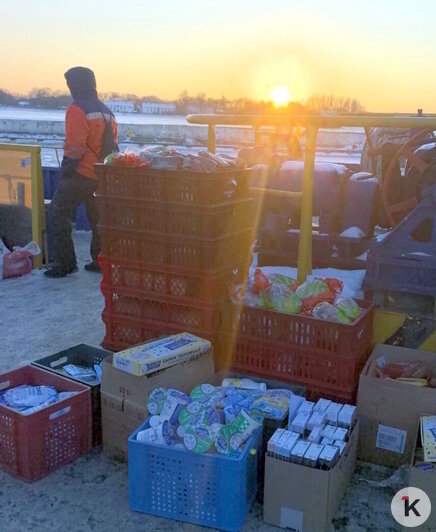 Несколько коробок продуктов — ассортимент на 200 жителей косы | Фото: Лариса