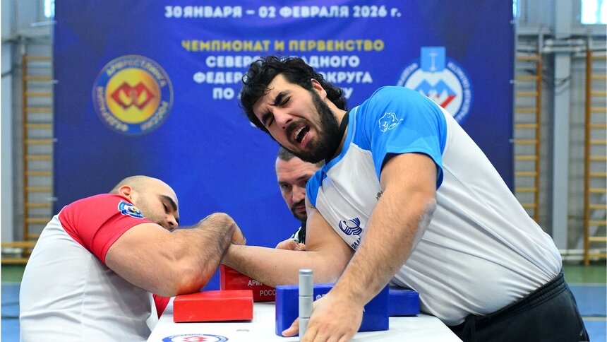Александр Васильченко (слева) | Фото: Федерация армрестлинга Ленинградской области