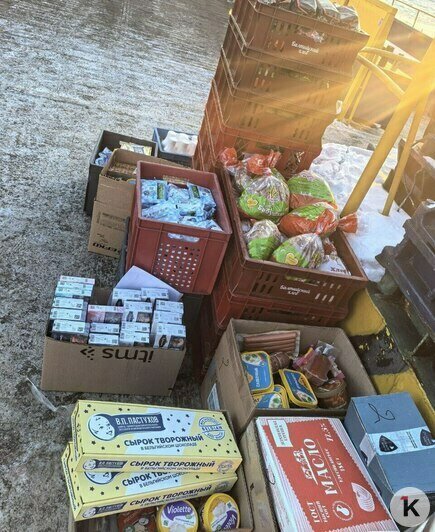 Несколько коробок продуктов — ассортимент на 200 жителей косы | Фото: Лариса