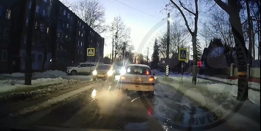 На улице Емельянова вода льёт на дорогу второй день | Фото: стоп-кадр из видео на канале "Сообщество автомобилистов Калининграда и области" в "ВК"